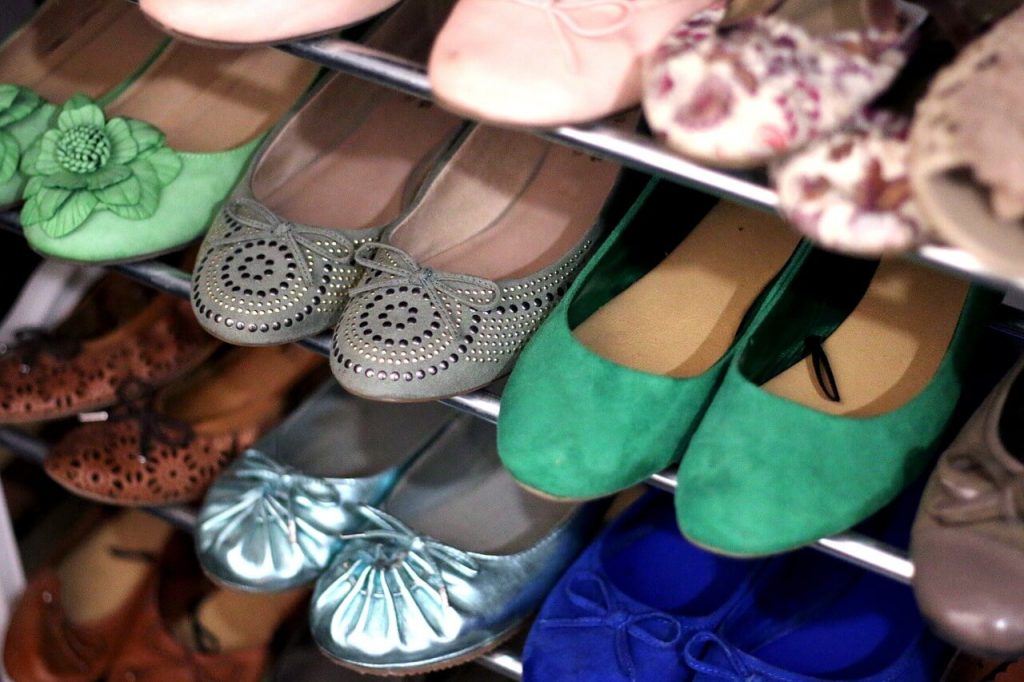 szafka na buty w garderobie pozwoli na ułożenie dużej ilości butów