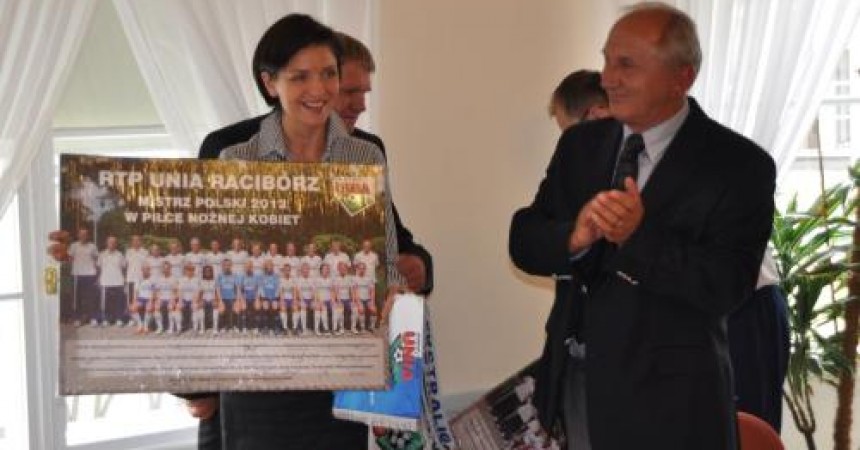 PIŁKARKI UNII RACIBÓRZ SPOTKAŁY SIĘ Z MINISTER SPORTU PIŁKARKI UNII RACIBÓRZ SPOTKAŁY SIĘ Z MINISTER SPORTU