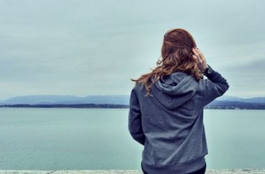 Czy kobiecie wypada założyć bluzę do pracy?