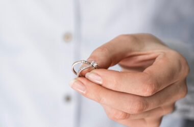 Jaki pierścionek zaręczynowy podarować? Złoty czy srebrny?