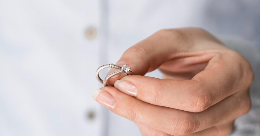 Jaki pierścionek zaręczynowy podarować? Złoty czy srebrny?