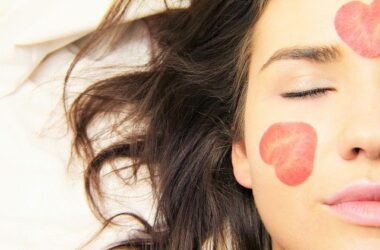 Jak zadbać o skórę twarzy – kilka praktycznych wskazówek