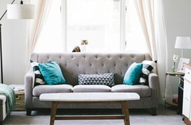 Eleganckie sofy i kanapy do małego salonu — jak wybrać właściwy mebel?